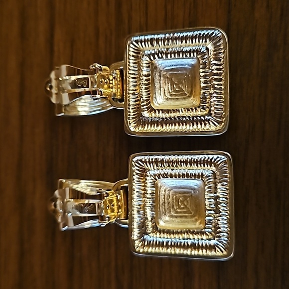 💕ST. JOHN💕 Square Shape Clip On Earrings ~ Gold with Ivory Enamel NWOT - Picture 6 of 9